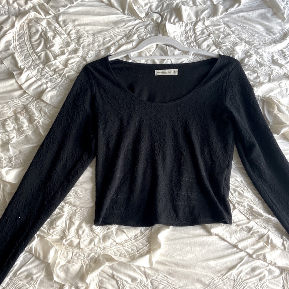 Black cropped long sleeve shirt